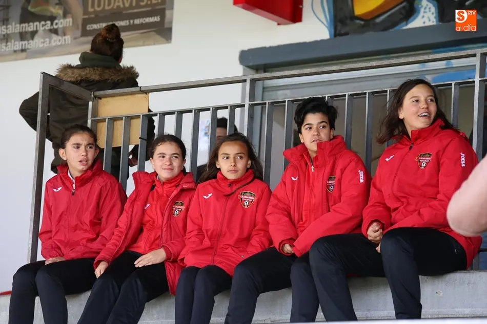 Foto 3 - El Salamanca FF rubrica su ascenso a Segunda con una clara victoria ante el Trobajo del Camino