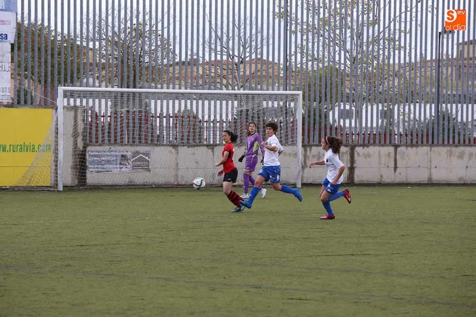 Foto 2 - El Salamanca FF rubrica su ascenso a Segunda con una clara victoria ante el Trobajo del Camino