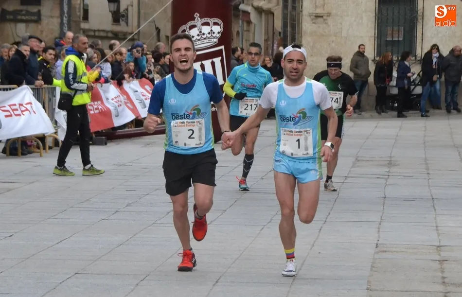 Luis Castilla -el atleta más joven en completar la Media- y Héctor Sánchez Casado, que tuvieron el honor de lucir los dorsales 2 y 1, respectivamente, entrando juntos en meta | Foto @kisanghani