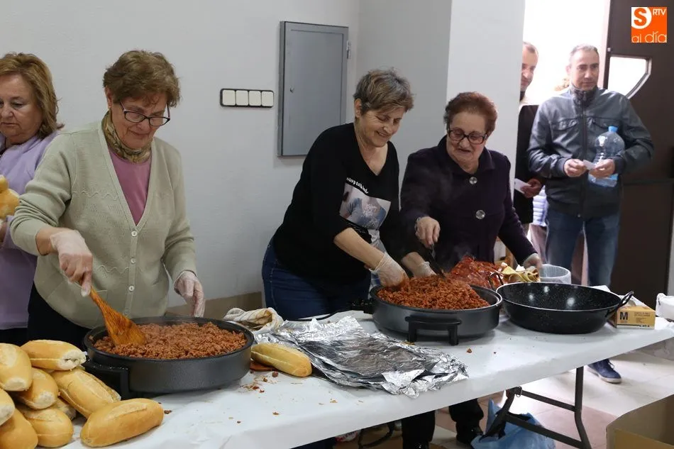 Las voluntarias preparan las chichas para los bocadillos