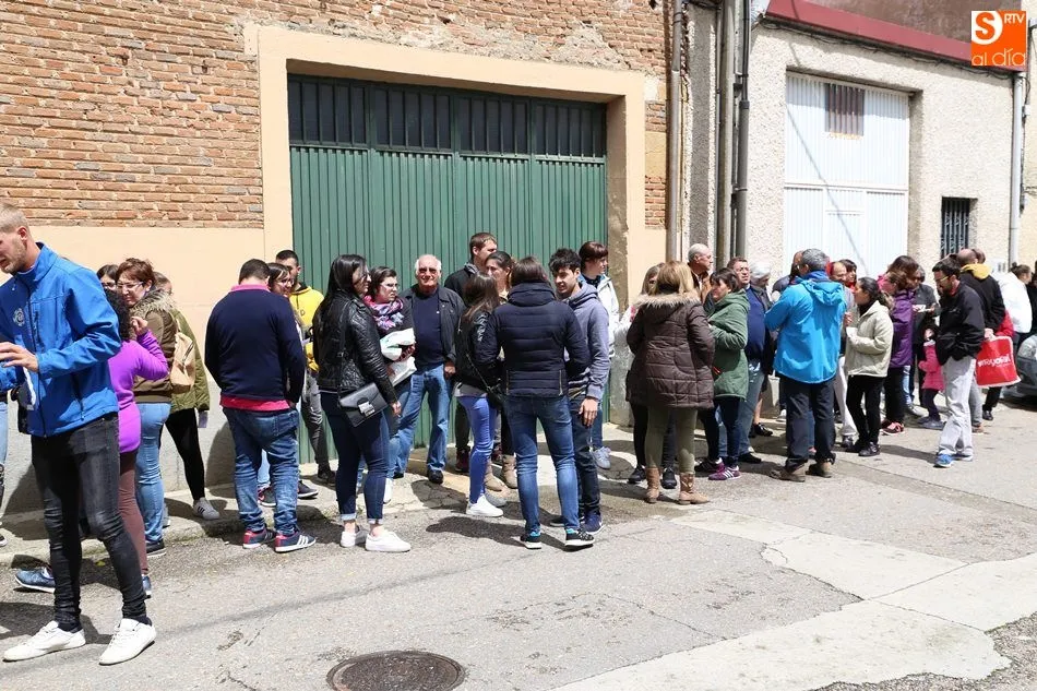 Foto 11 - J&oacute;venes y mayores, fieles a la operaci&oacute;n bocata