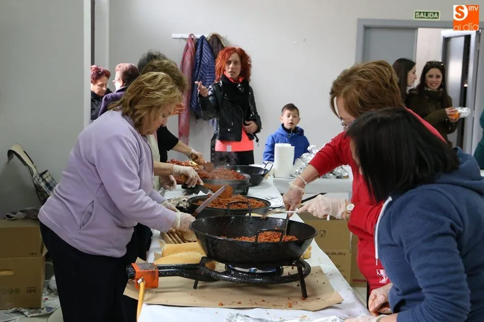 Foto 6 - J&oacute;venes y mayores, fieles a la operaci&oacute;n bocata