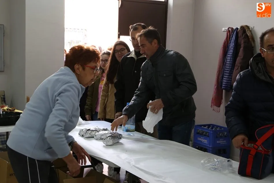 Foto 5 - J&oacute;venes y mayores, fieles a la operaci&oacute;n bocata