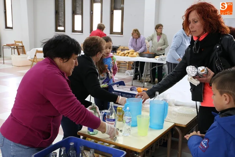Foto 4 - J&oacute;venes y mayores, fieles a la operaci&oacute;n bocata