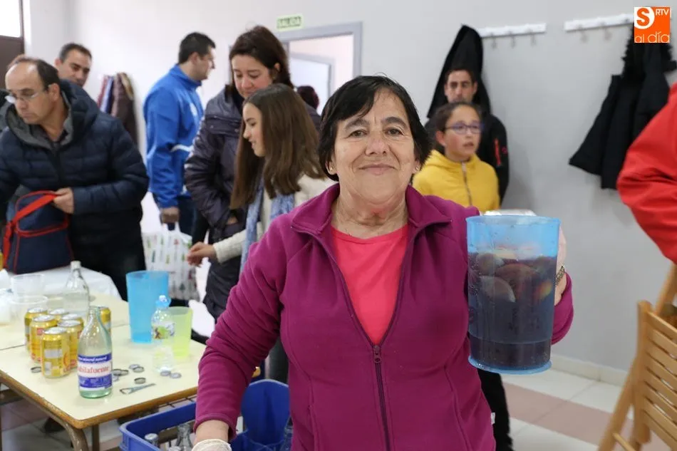 Foto 10 - J&oacute;venes y mayores, fieles a la operaci&oacute;n bocata