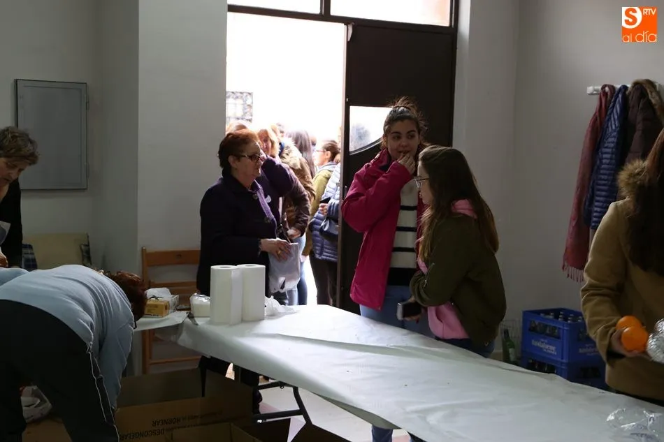 Foto 3 - J&oacute;venes y mayores, fieles a la operaci&oacute;n bocata