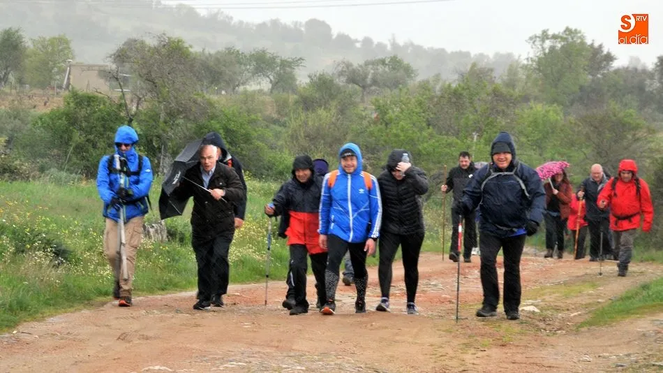 Senderistas llegando a la ermita de San Gregorio bajo la lluvia / E. Corredera
