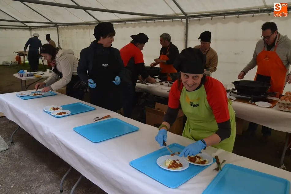 Foto 2 - Los huevos fritos con farinato culminan una larga ma&ntilde;ana de deporte y fiesta  