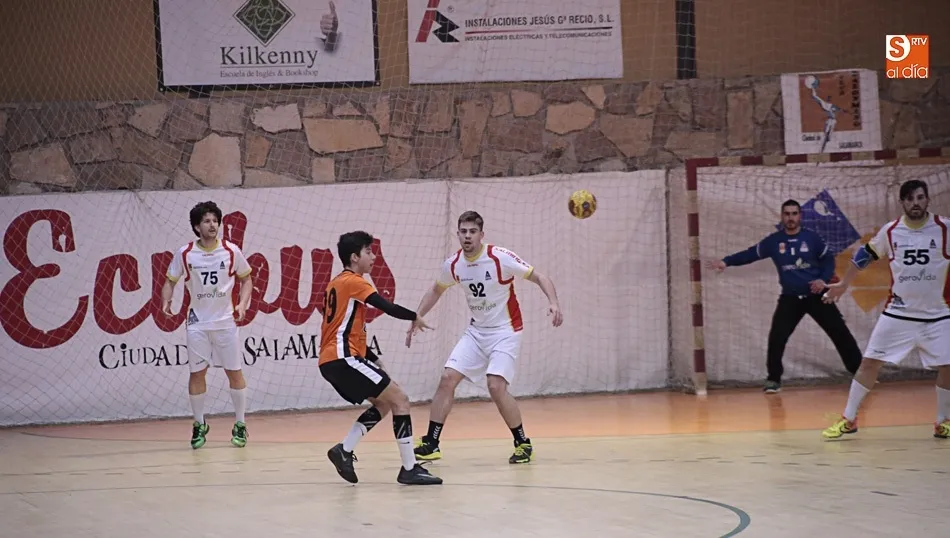 Un jugador del Ecubus da un pase en un partido en el Río Tormes. Foto: Alejandro López