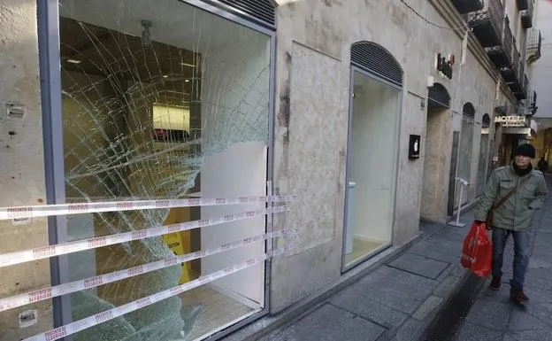 Imagen de un establecimiento atacado por los ladrones que rompieron la luna para acceder al inmueble