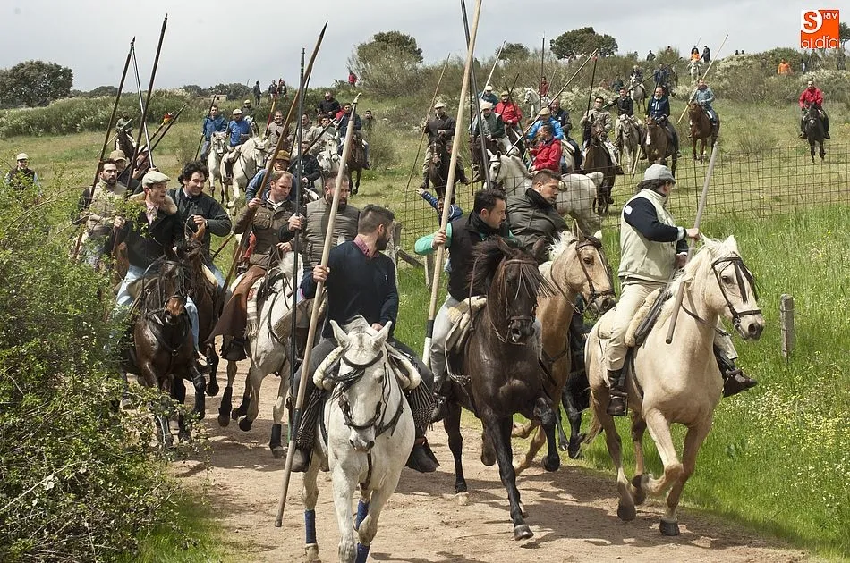 Foto 2 - Los novillos de El Collado dan bastante guerra a los caballistas en el encierro dominical de...