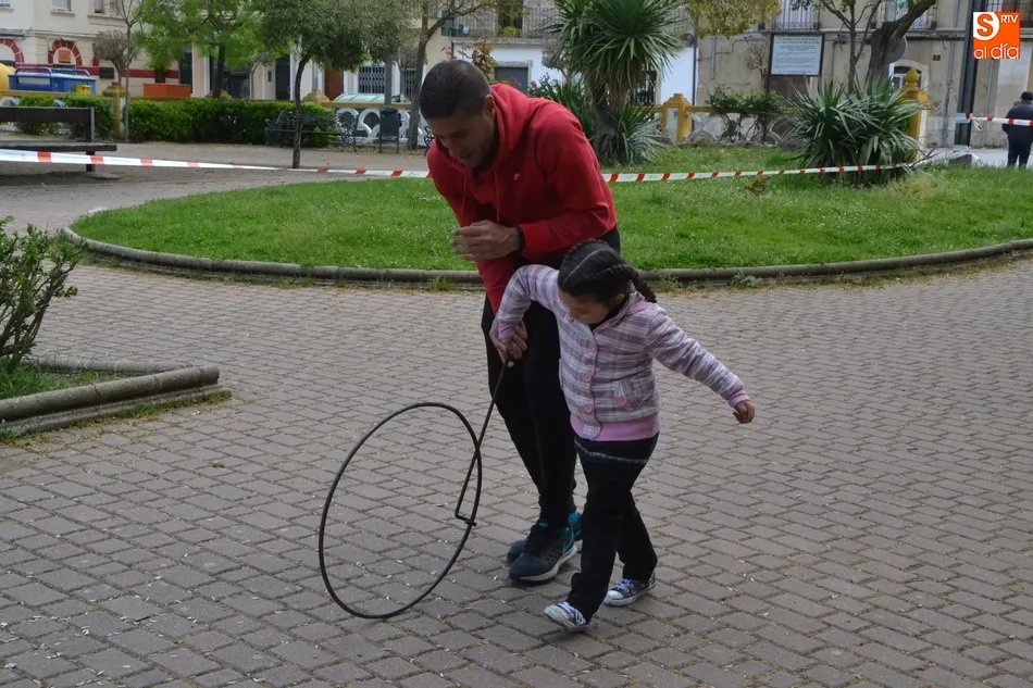 Niños mirobrigenses disfrutan de una sesión de juegos de toda la vida  