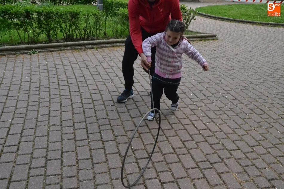 Foto 7 - Ni&ntilde;os mirobrigenses disfrutan de una sesi&oacute;n de juegos de toda la vida  