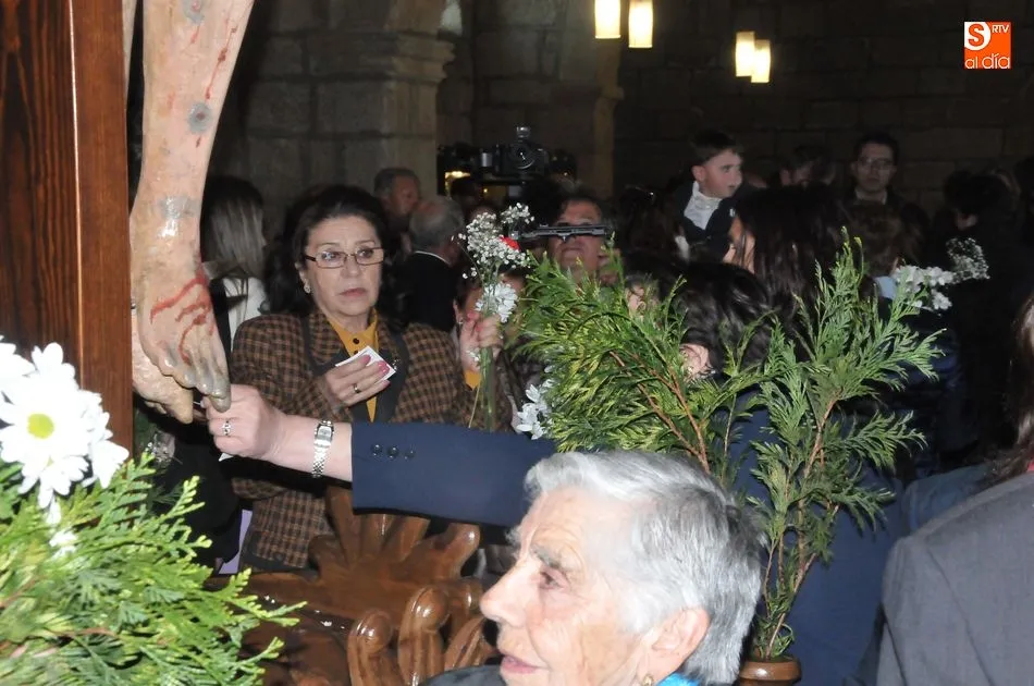 Foto 10 - Multitudinaria procesi&oacute;n de subida del Cristo de la Misericordia