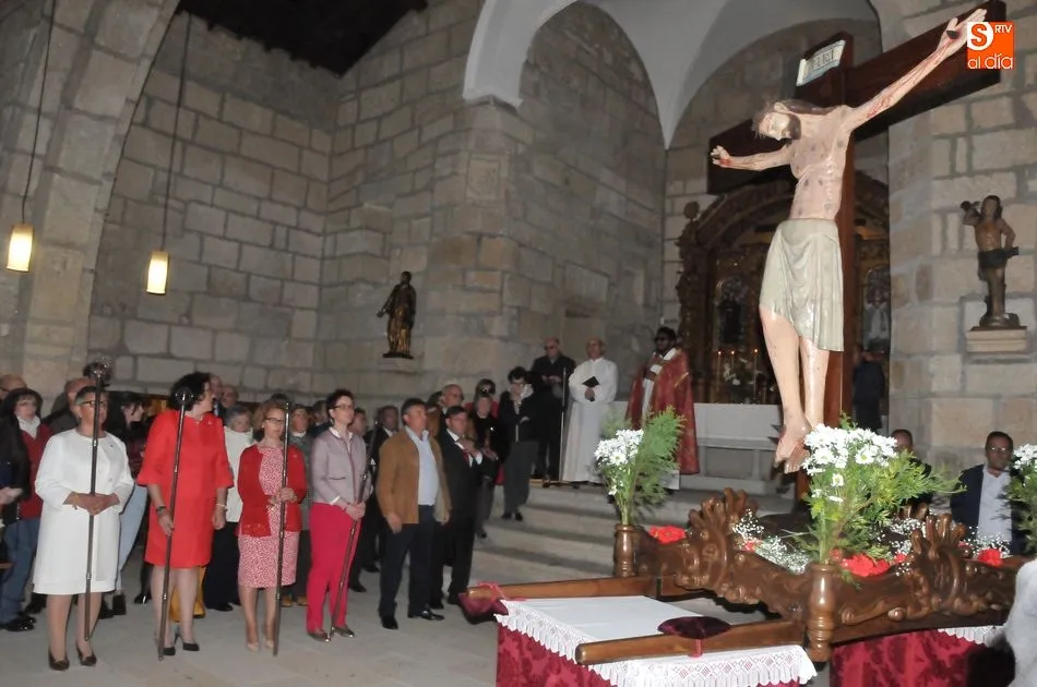 Foto 9 - Multitudinaria procesi&oacute;n de subida del Cristo de la Misericordia