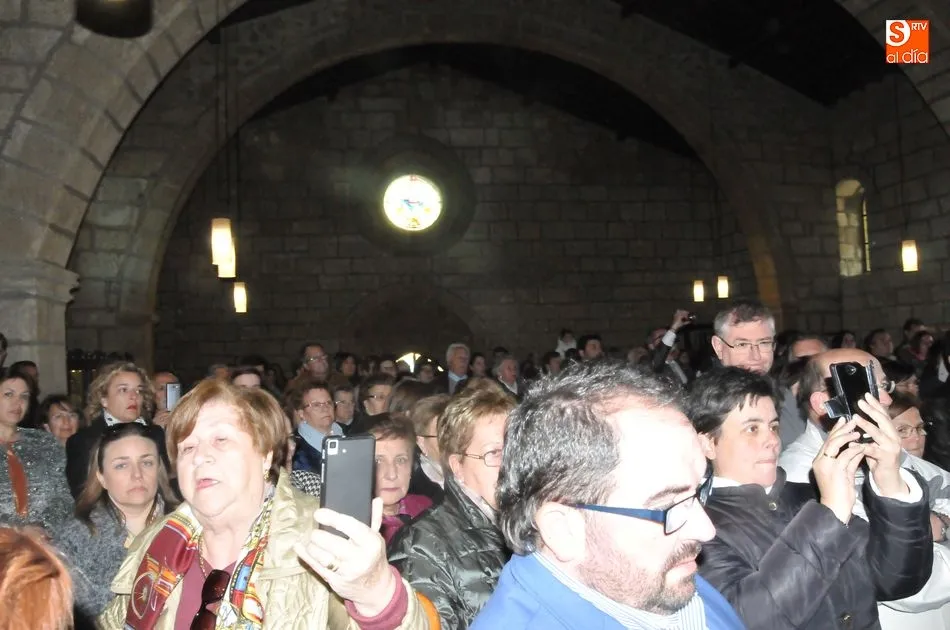 Foto 8 - Multitudinaria procesi&oacute;n de subida del Cristo de la Misericordia