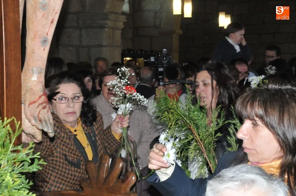 Foto 7 - Multitudinaria procesi&oacute;n de subida del Cristo de la Misericordia