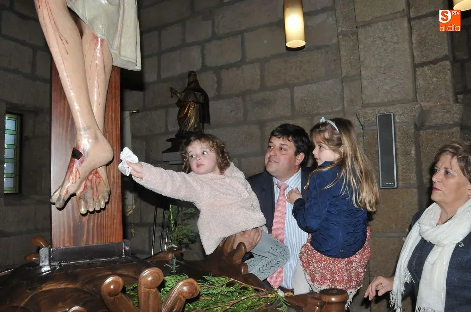 Foto 6 - Multitudinaria procesi&oacute;n de subida del Cristo de la Misericordia