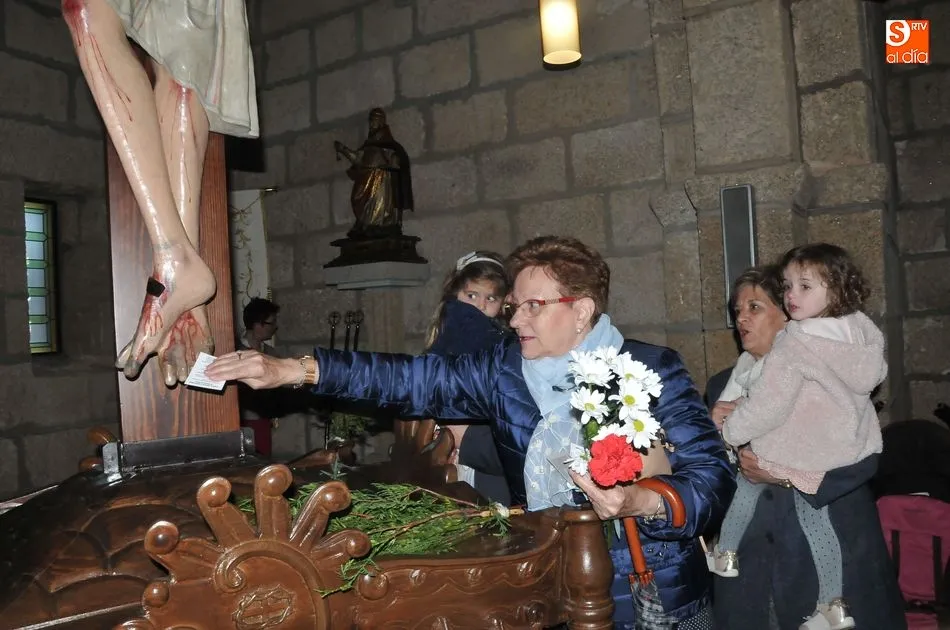 Foto 5 - Multitudinaria procesi&oacute;n de subida del Cristo de la Misericordia