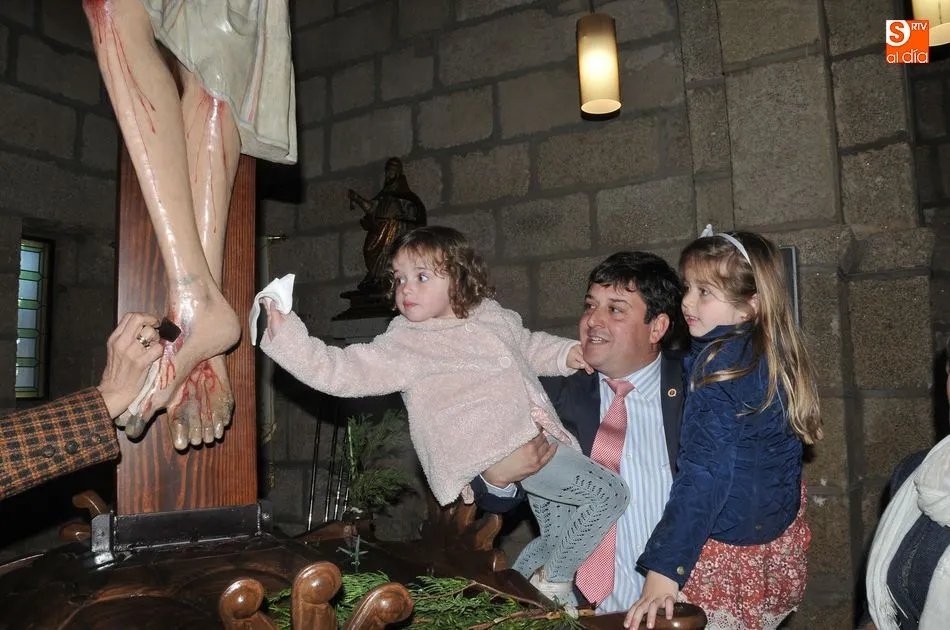 Foto 4 - Multitudinaria procesi&oacute;n de subida del Cristo de la Misericordia