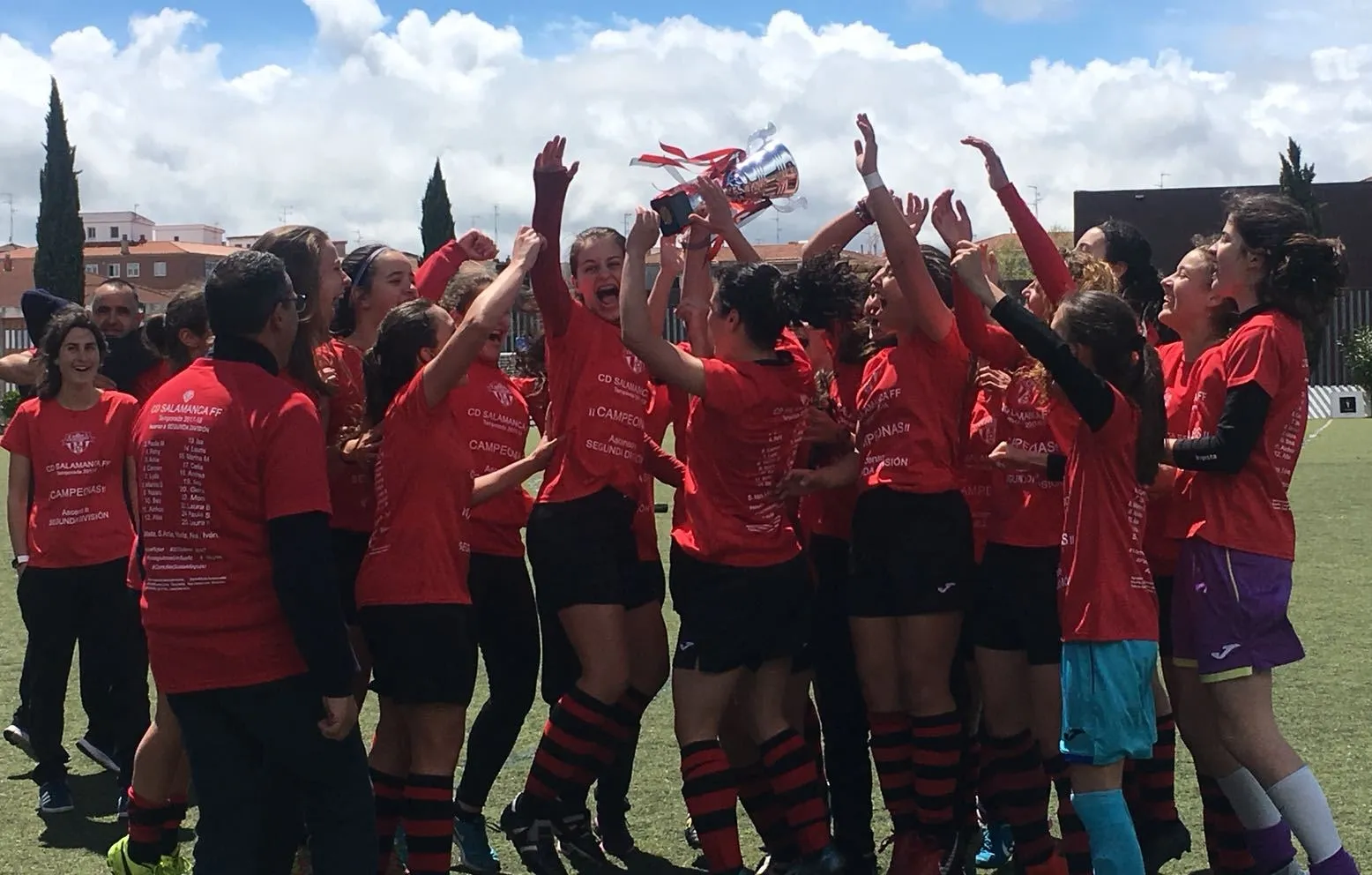Foto 4 - Laura Benito y Carmen &Aacute;lvarez ascienden con el Salamanca F&uacute;tbol Femenino a la 2&ordf; Divisi&oacute;n...