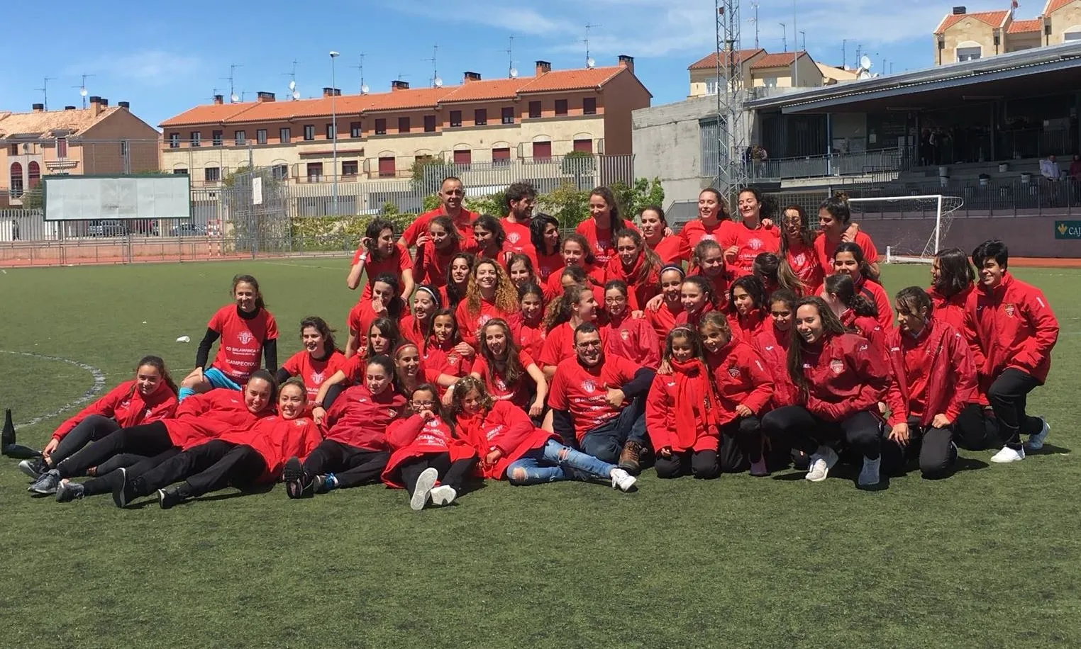 Foto 2 - Laura Benito y Carmen &Aacute;lvarez ascienden con el Salamanca F&uacute;tbol Femenino a la 2&ordf; Divisi&oacute;n...
