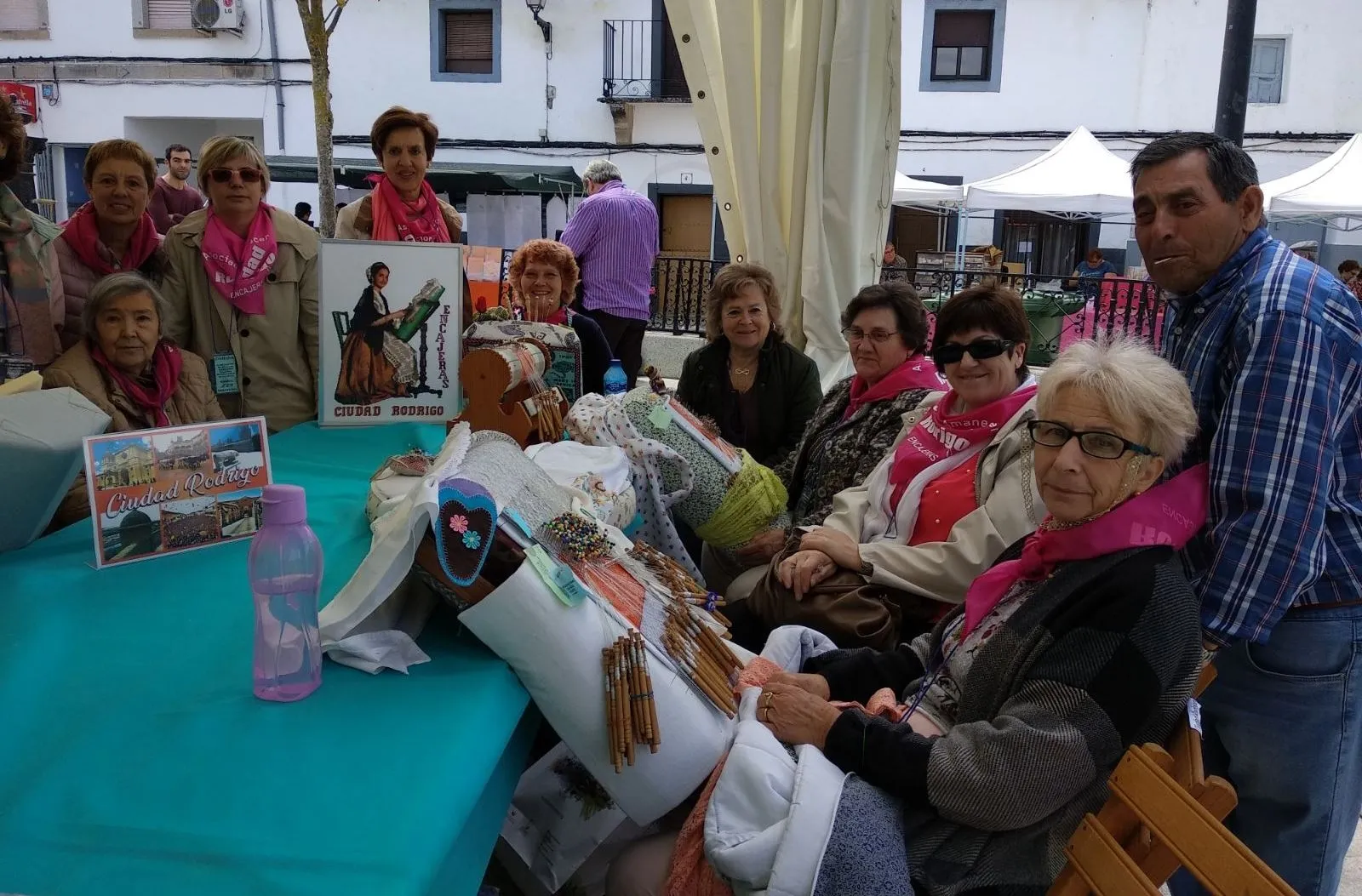 Foto 2 - Bolilleras de Mir&oacute;briga y comarca asisten al IV Encuentro Nacional de Galisteo  