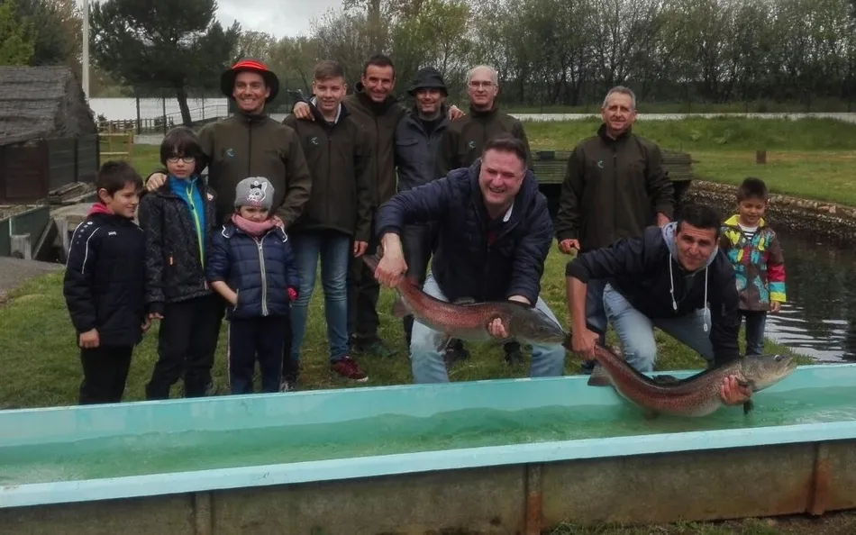 Los integrantes de APCRA conocen la piscifactoría de Galisancho  