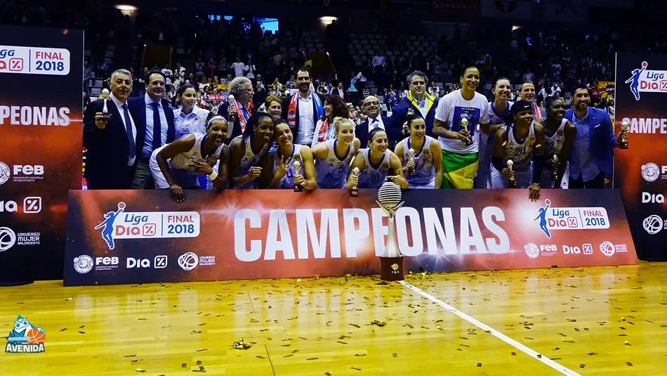 Las campeonas, cuerpo técnico y directivos, en la foto del campeón. Foto: Perfumerías Avenida