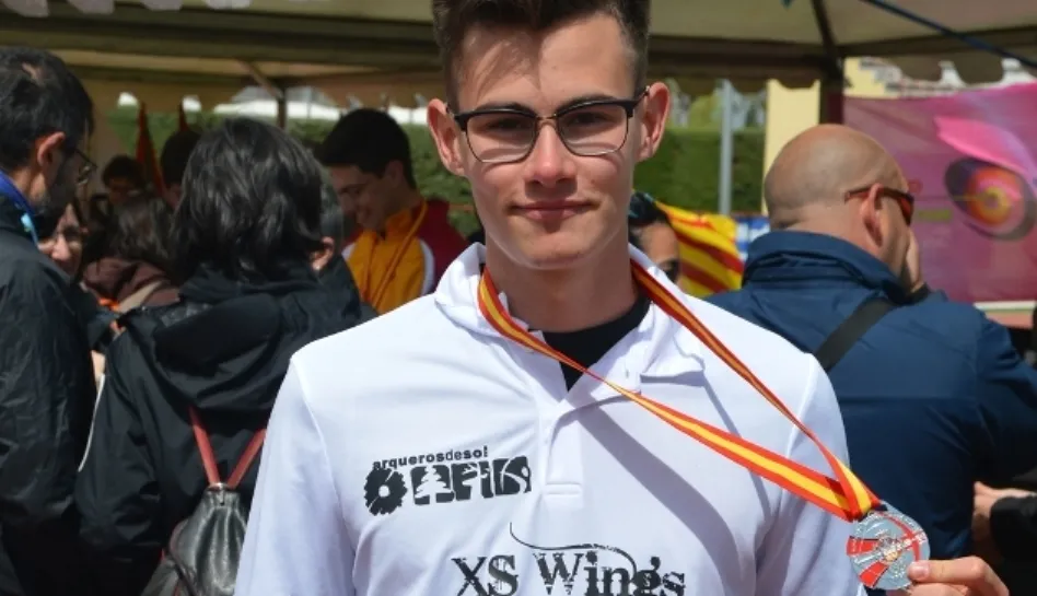 Carlos Iglesias con la medalla lograda en este torneo