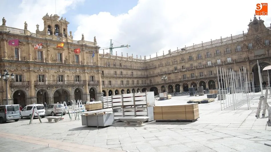 	Montaje de las casetas de la Feria del Libro en la Plaza Mayor. Foto de Alejandro López