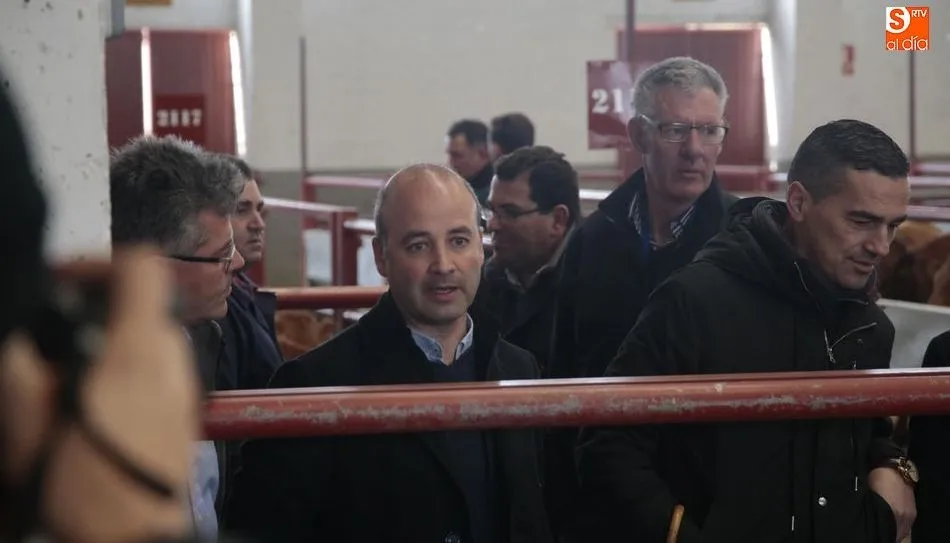 El procurador David Castaño, durante su visita al mercado. Fotos: Alejandro López