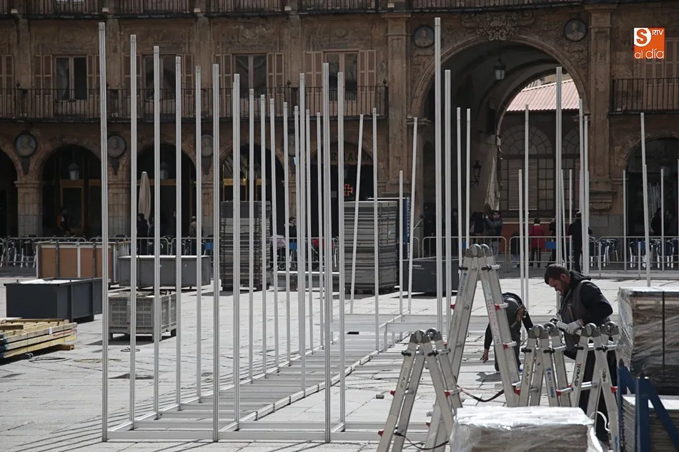 Foto 4 - Comienza la transformaci&oacute;n de la Plaza Mayor para acoger la Feria Municipal del Libro