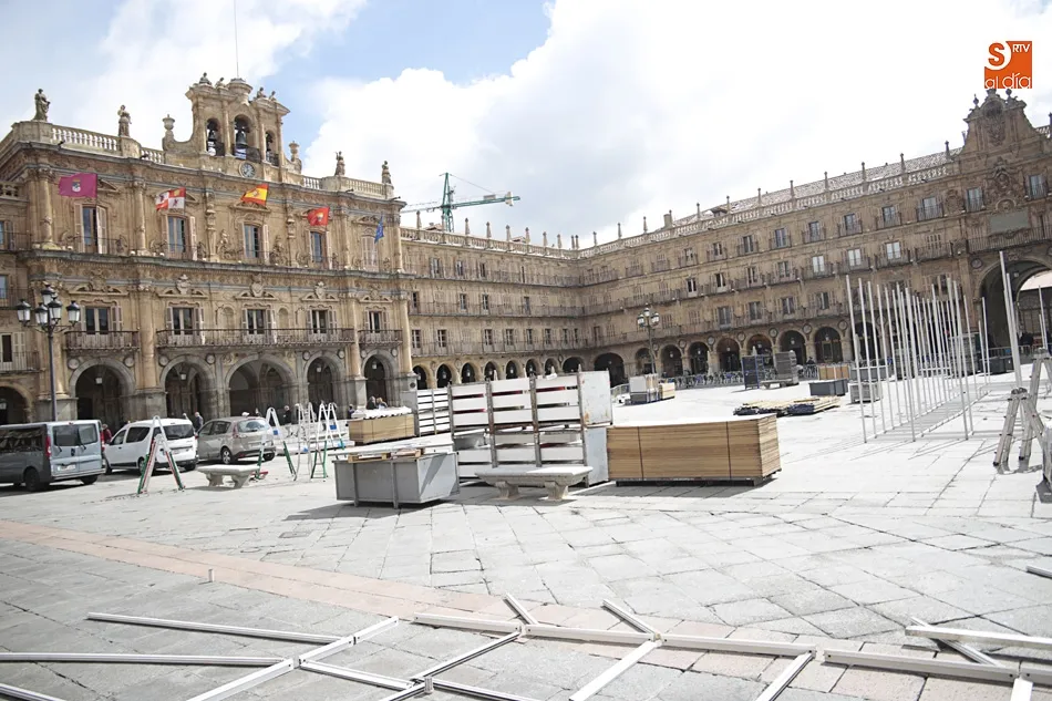 Foto 3 - Comienza la transformaci&oacute;n de la Plaza Mayor para acoger la Feria Municipal del Libro