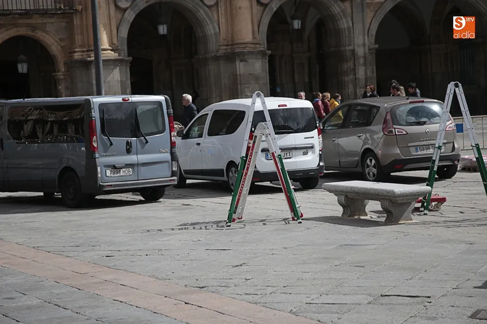 Foto 2 - Comienza la transformaci&oacute;n de la Plaza Mayor para acoger la Feria Municipal del Libro