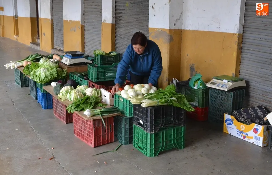 El tradicional mercado de los martes vive una sesión anticipada con menos vendedores  