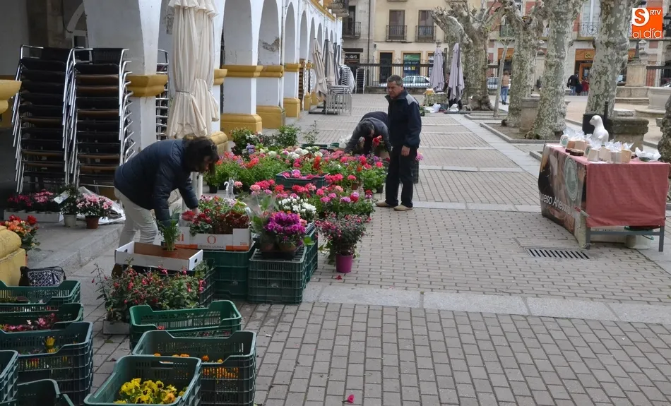 Foto 2 - El tradicional mercado de los martes vive una sesi&oacute;n anticipada con menos vendedores  