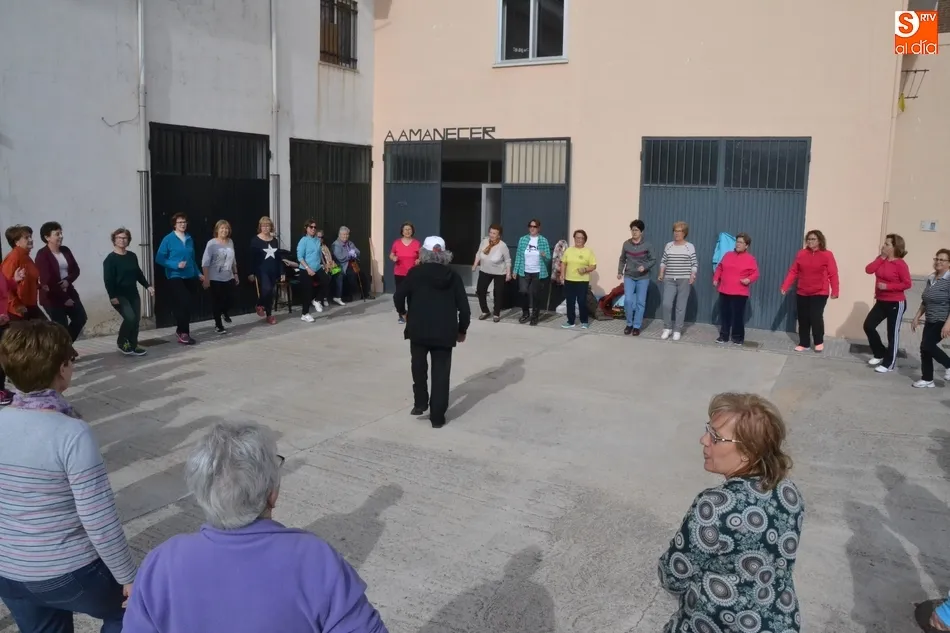 Socias de Amanecer disfrutan de un taller de movimiento saludable  