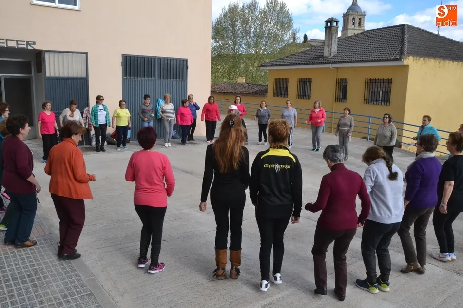 Foto 5 - Socias de Amanecer disfrutan de un taller de movimiento saludable  
