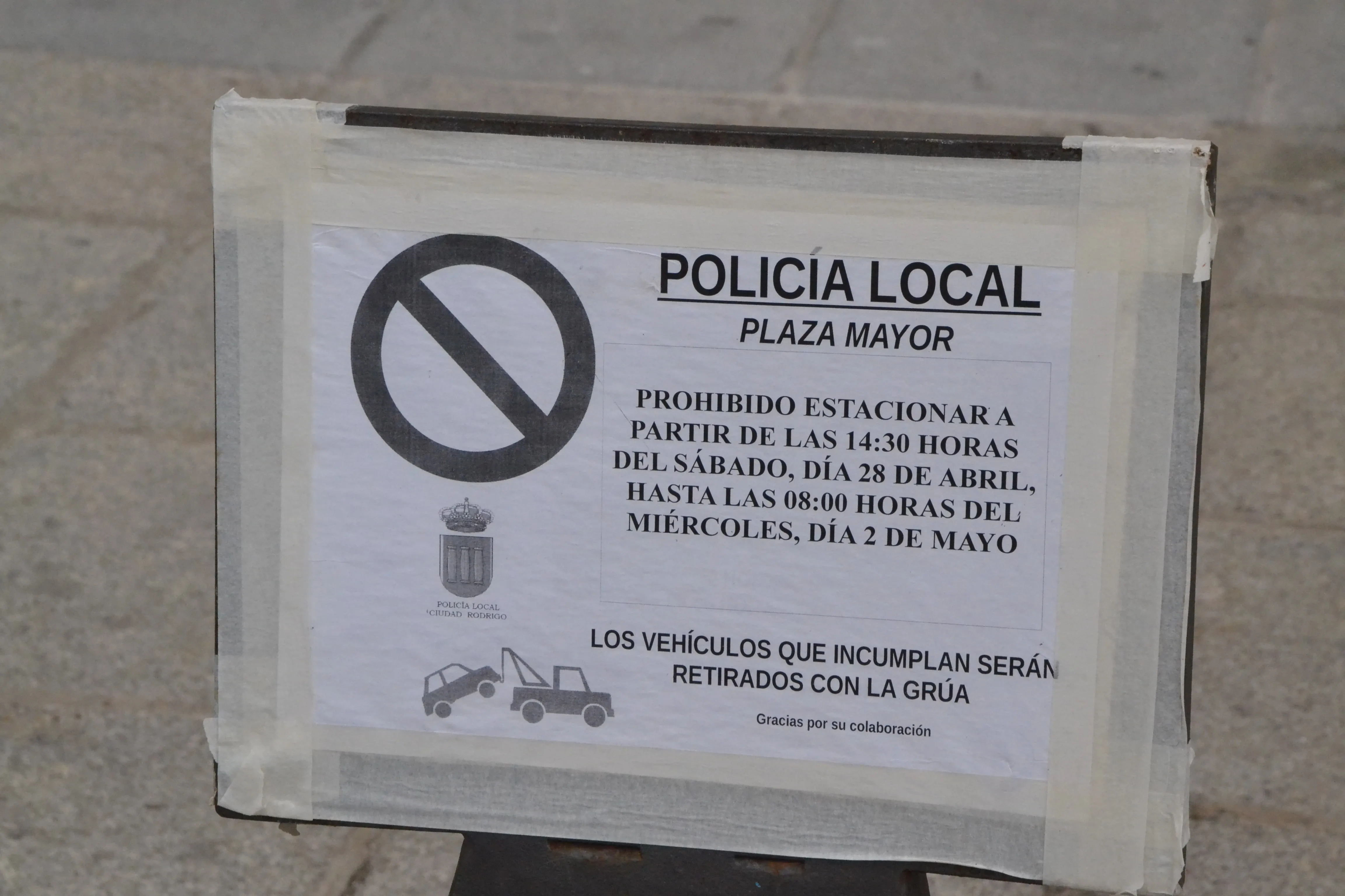 Foto 2 - 1Foto: Estaba prohibido el aparcamiento en la Plaza, pero&hellip;  