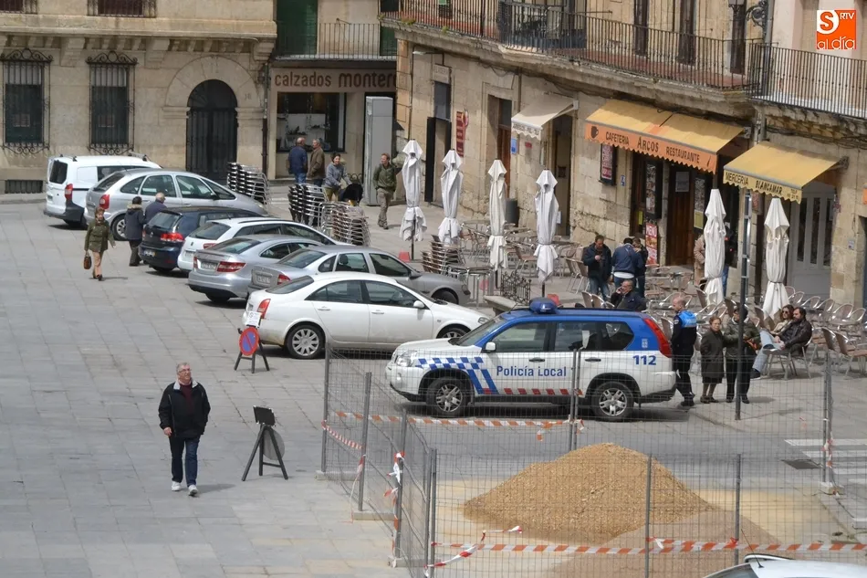 Foto 4 - 1Foto: Estaba prohibido el aparcamiento en la Plaza, pero&hellip;  