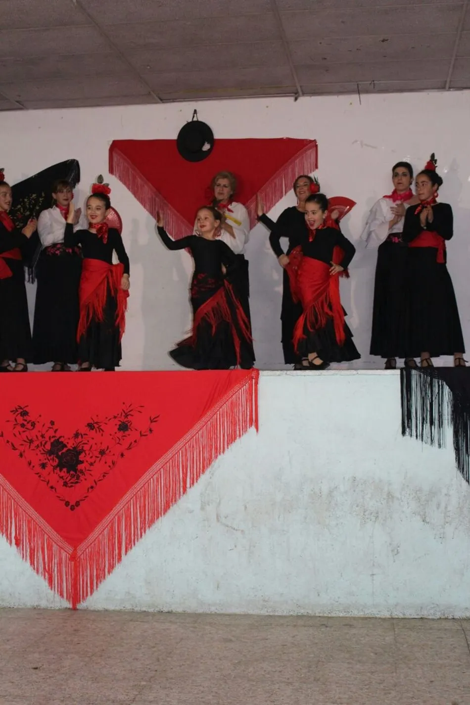 Foto 10 - Encinas de Abajo disfruta de los bailes del grupo de sevillanas