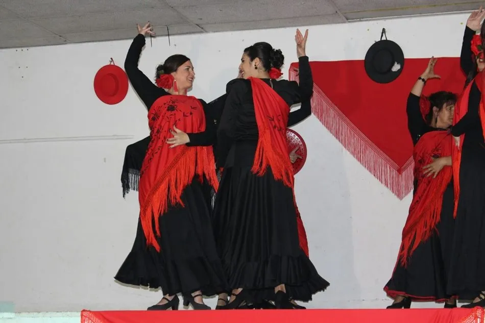 Foto 9 - Encinas de Abajo disfruta de los bailes del grupo de sevillanas