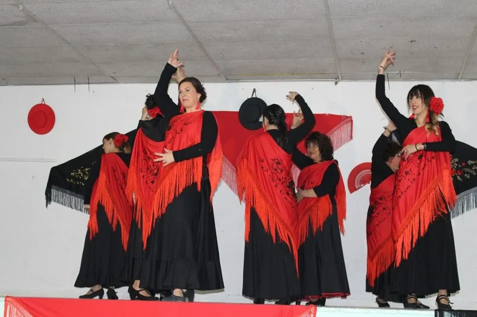 Foto 8 - Encinas de Abajo disfruta de los bailes del grupo de sevillanas