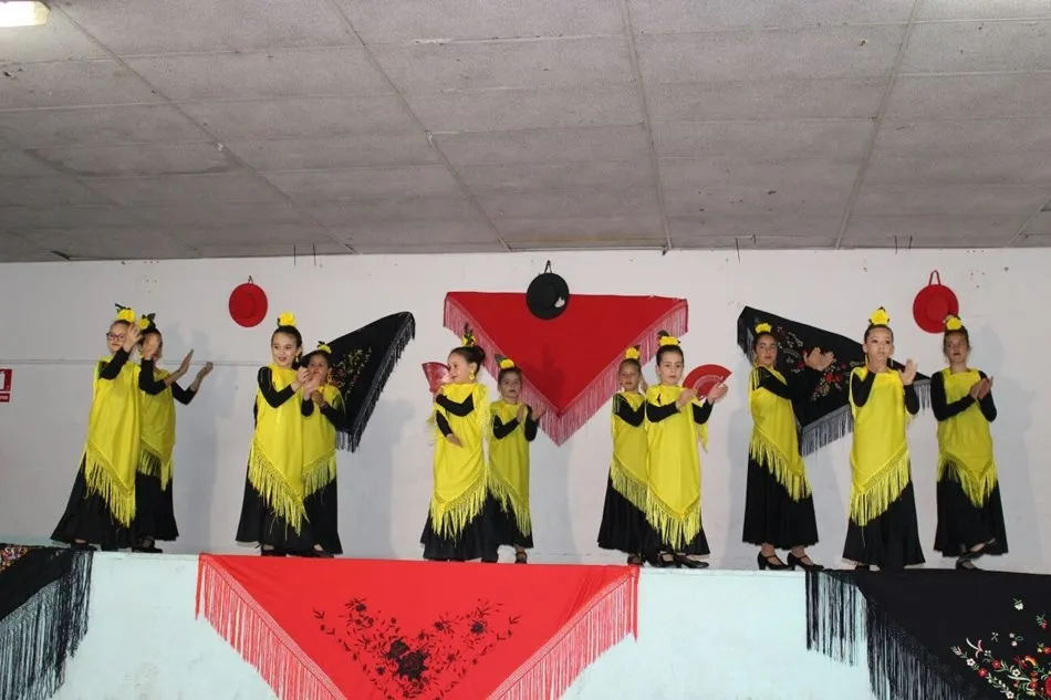 Foto 7 - Encinas de Abajo disfruta de los bailes del grupo de sevillanas