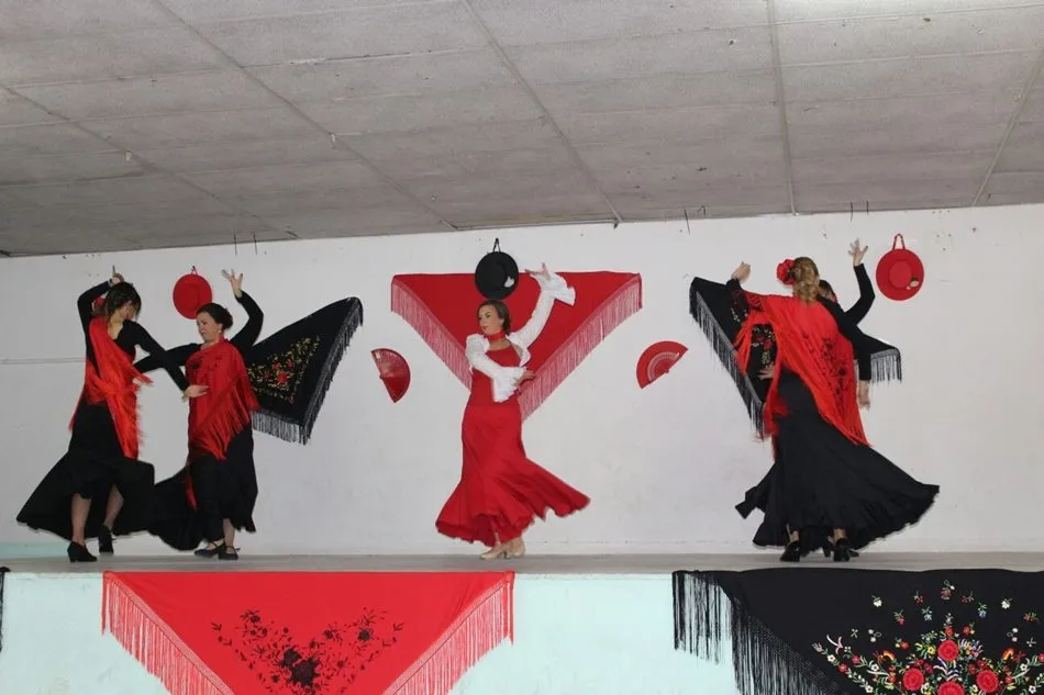 Foto 6 - Encinas de Abajo disfruta de los bailes del grupo de sevillanas
