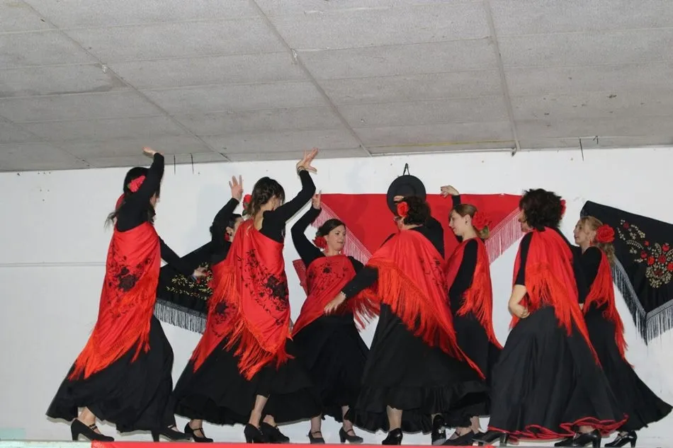 Foto 5 - Encinas de Abajo disfruta de los bailes del grupo de sevillanas