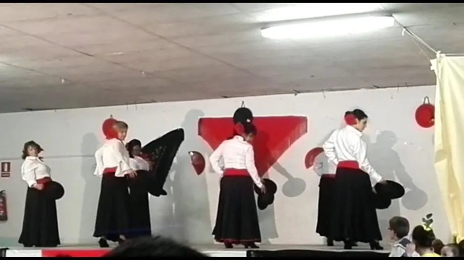 Foto 4 - Encinas de Abajo disfruta de los bailes del grupo de sevillanas