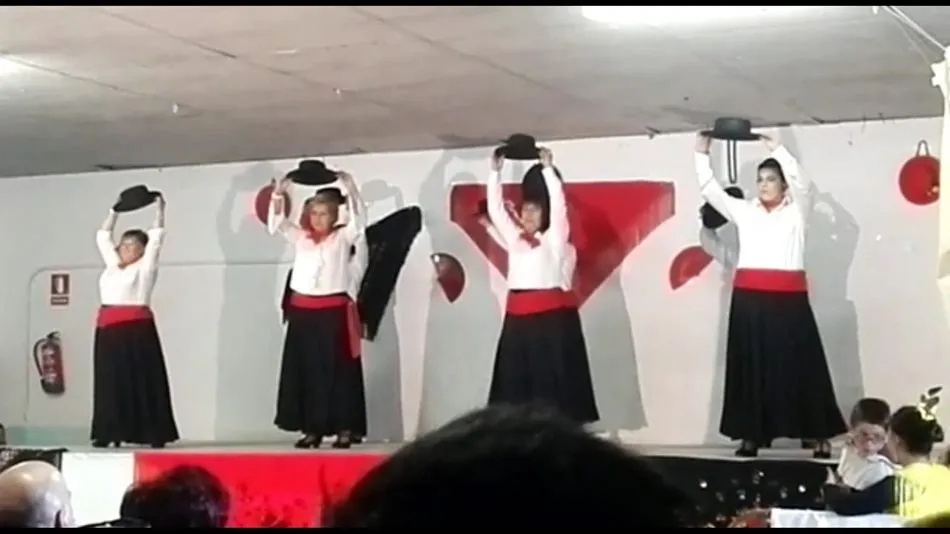 Foto 3 - Encinas de Abajo disfruta de los bailes del grupo de sevillanas