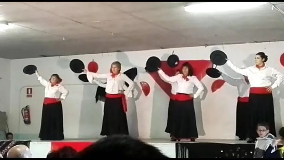 Foto 2 - Encinas de Abajo disfruta de los bailes del grupo de sevillanas